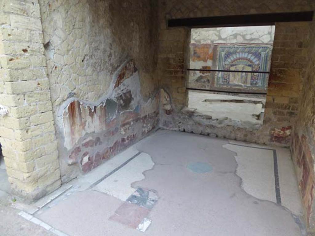 V 7, Herculaneum, October 2014. Tablinum on east side of atrium. Photo courtesy of Michael Binns.